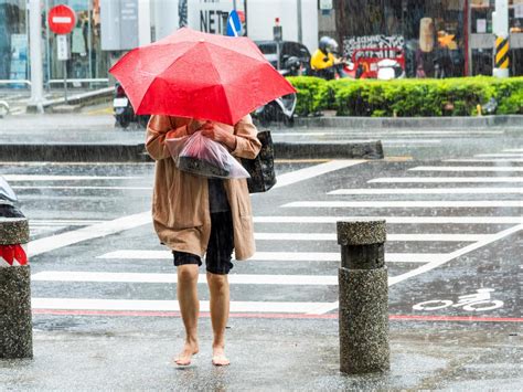 雨會下到什麼時候|梅雨季來了「這天報到」，雨下多久？影響天氣最劇時。